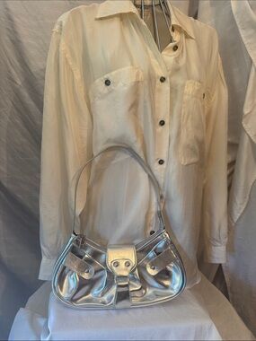 Shimmery Silver Shoulder Bag – Sleek Women’s Evening Handbag